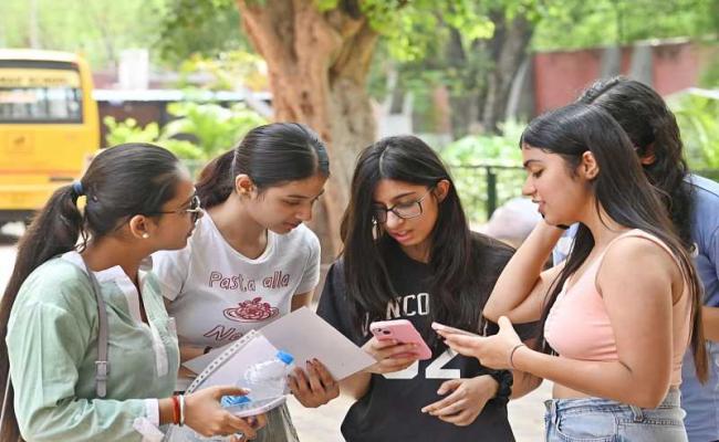 सीबीएसई 2026 से 10वीं में दो बोर्ड परीक्षाएं लेगा, पहला चरण अनिवार्य, दूसरा होगा वैकल्पिक