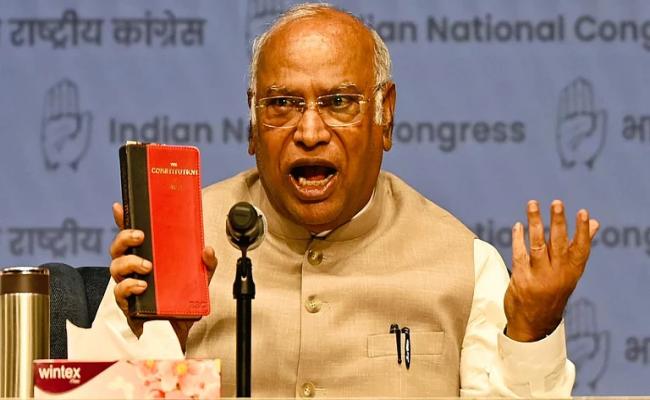 बीजेपी शासन की विफलताओं को छिपाने के लिए आपातकाल पर नाटक कर रही: खड़गे