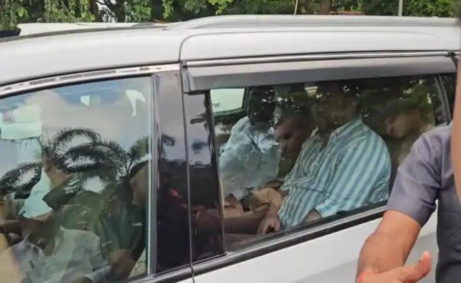 महागठबंधन के नेताओं के साथ राज्य निर्वाचन आयोग पहुंचे तेजस्वी यादव