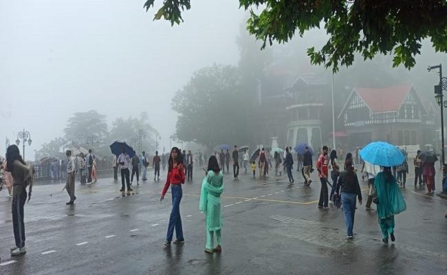 भारी मानसूनी बारिश से हिमाचल में जनजीवन अस्त-व्यस्त, राेकी गई किन्नर कैलाश यात्रा