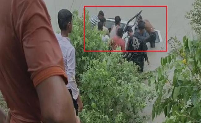 यूपी के गोंडा नहर में वाहन गिरने से 11 लोगों की मौत, मंदिर में पूजा करने जा रहे थे सभी