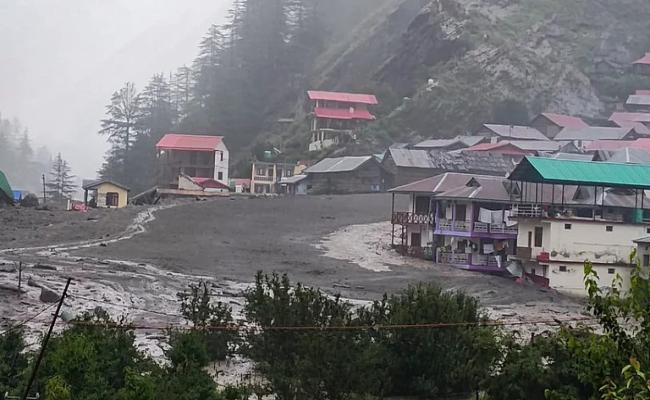 धराली में बादल फटने के बाद तबाही, चार की मौत व कई लापता, युद्धस्तर पर चल रहा राहत व बचाव कार्य