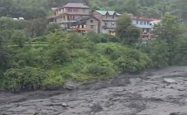 हिमाचल में भारी बारिश से जनजीवन ठप, तीन की मौत, 793 सड़कें बंद