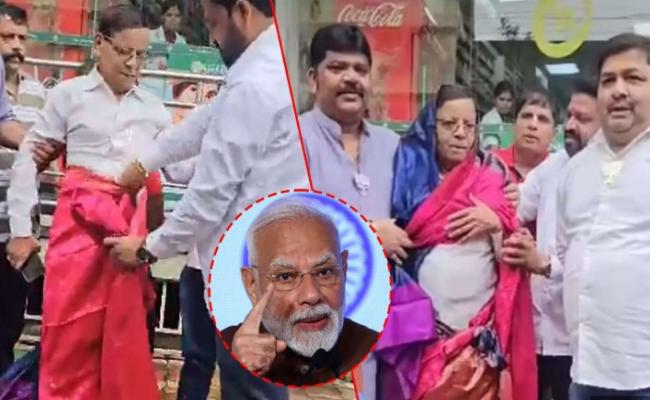 महाराष्ट्र : भाजपा कार्यकर्ताओं ने 73 वर्षीय कांग्रेस नेता को पहनाई साड़ी