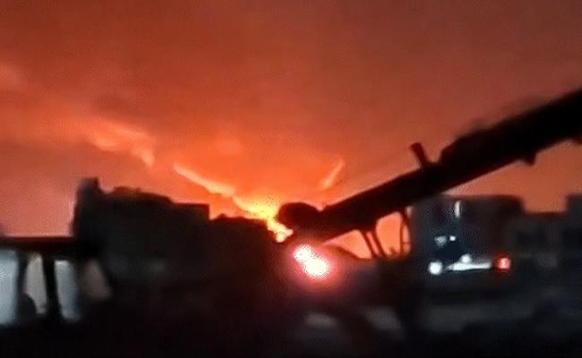एलपीजी गैस सिलेंडर से भरे ट्रक में लगी आग: एक के बाद एक सिलेंडर फटते रहे