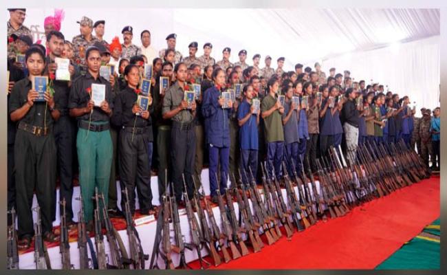​छत्तीसगढ़ के जगदलपुर में आत्मसमर्पण करने वाले 210 माओवादी कैडराें पर था 9 करोड़ 18 लाख का इनाम