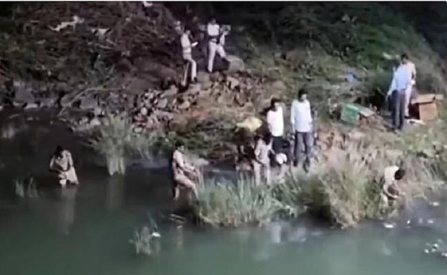 वोट चोरी! अलंद में पूर्व बीजेपी विधायक गुट्टेदार के घर के पास जले हुए मतदाता रिकॉर्ड मिले