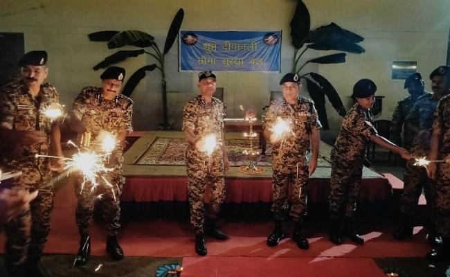 बीएसएफ जवानों ने भारत-पाकिस्तान सीमा पर मनाई दीपावली