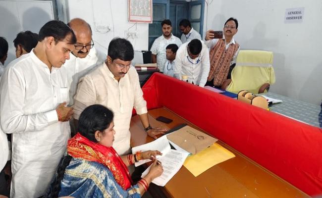 नुआपाड़ा उपचुनाव: बीजेडी उम्मीदवार स्नेहांगिनी छुरिया ने दाखिल किया नामांकन
