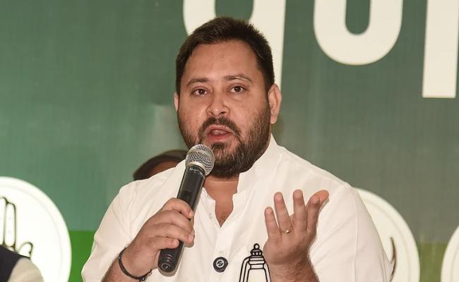 तेजस्वी: 'बिहार आएंगे तो 'कट्टा' की बात करेंगे और गुजरात जाते ही...'