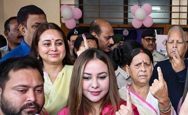 बिहार में प्रथम चरण के चुनाव के लिए मतदान शुरू, 1314 उम्मीदवारों का भाग्य ईवीएम में होगा बंद