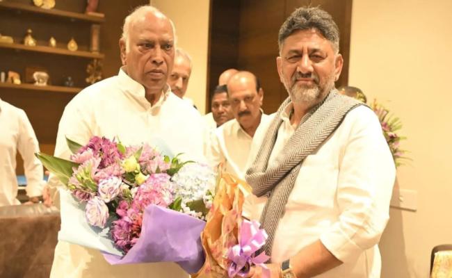 कर्नाटक के उपमुख्यमंत्री डीके शिवकुमार ने दिल्ली में कांग्रेस अध्यक्ष मल्लिकार्जुन खड़गे से की मुलाकात