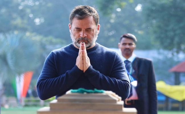 राहुल गांधी और प्रियंका गांधी वाड्रा ने महात्मा गांधी के शहीद दिवस पर उनके आदर्शों को किया याद