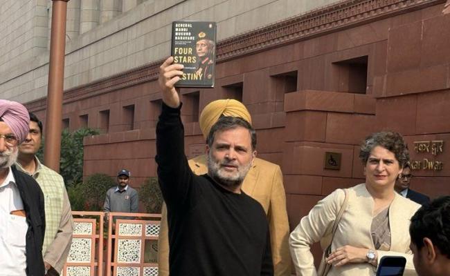 राहुल गांधी ने संसद परिसर में नरवणे की अप्रकाशित पुस्तक दिखलाते हुए सत्ता पक्ष पर निशाना साधा