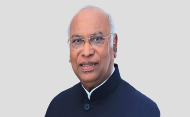 कांग्रेस अध्यक्ष खरगे ने पेट्रोलियम की बढ़ती कीमतों को लेकर केंद्र पर बोला हमला, कहा-संकट के बीच जनता को लूटा जा रहा है