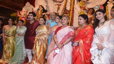 पूजा पंडाल में एक साथ नजर आईं जया बच्चन, काजोल और रानी मुखर्जी