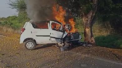 हरदा: पेड़ से टकराई कार 5 जिंदा जले