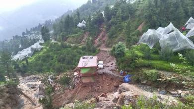 हिमाचल में बहुत भारी बारिश का रेड अलर्ट, चार जिलों में फ्लैश फ्लड की चेतावनी