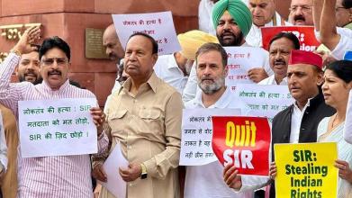 बिहार मतदाता पुनरीक्षण प्रक्रिया के खिलाफ संसद परिसर में राहुल गांधी के नेतृत्व में जोरदार प्रदर्शन