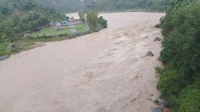 हिमाचल में भूस्खलन से तीन नेशनल हाईवे और 625 सड़कें बंद, 1533 ट्रांसफार्मर ठप, 31 अगस्त तक अलर्ट