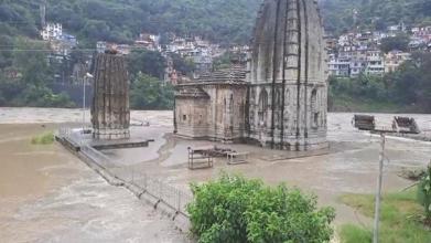हिमाचल में मूसलाधार बारिश का कहर, कुल्लू-मनाली में तबाही, मंडी में मंदिर जलमग्न, एक हफ्ते तक अलर्ट जारी